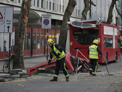 Árvore arranca tejadilho a autocarro em Londres - TVI