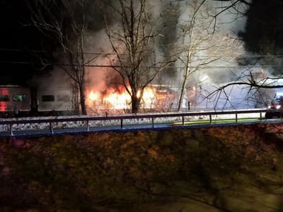 Nova Iorque: comboio colidiu com carros e incendiou-se - TVI