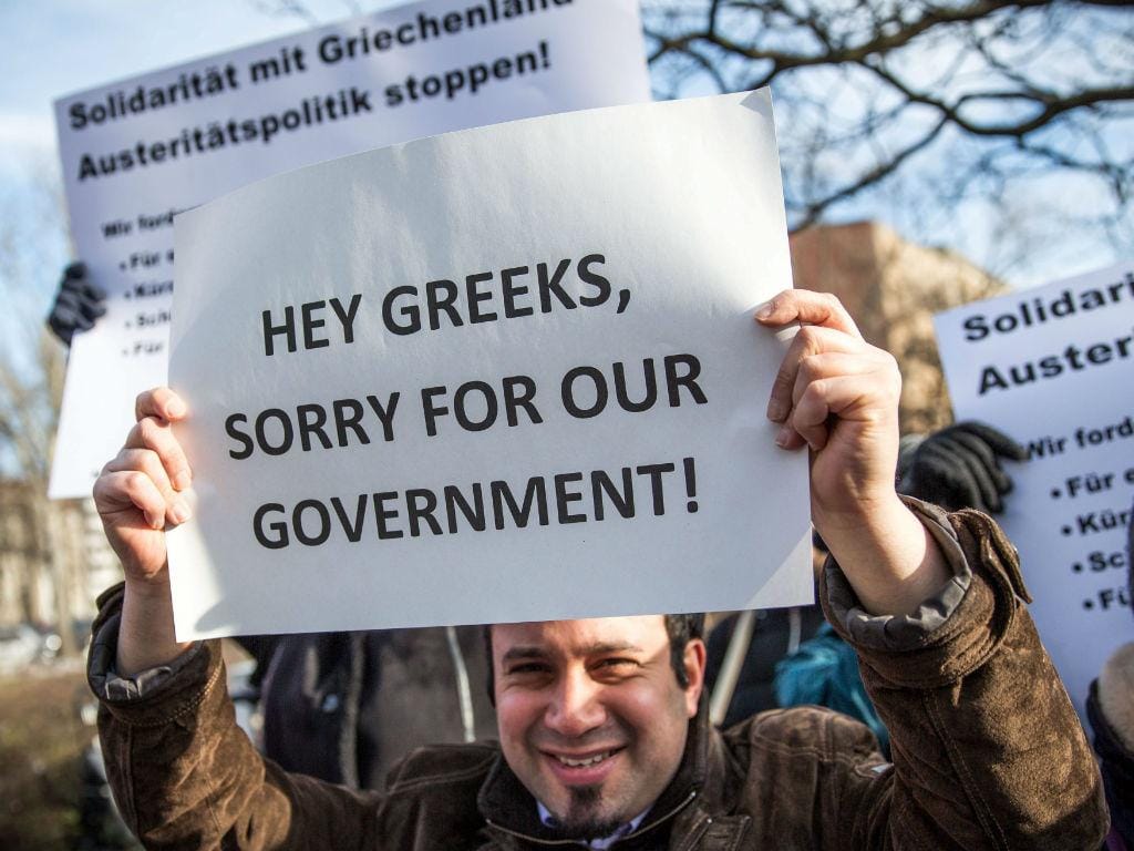 Alemães pedem desculpas aos gregos pelas decisões de Merkel (EPA/MICHAEL KAPPELER)

