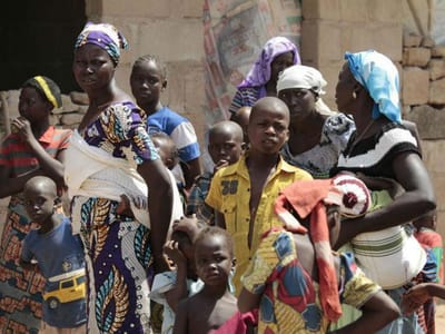 Cerca de 800 mil crianças fugiram da Nigéria por causa do Boko Haram - TVI