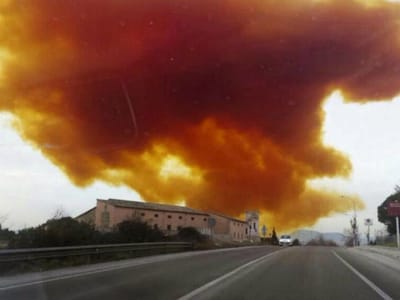 Explosão causa nuvem tóxica em Barcelona - TVI