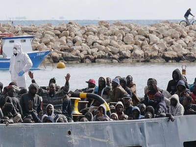 Cinco tunisinos morrem afogados ao tentar chegar a Lampedusa - TVI