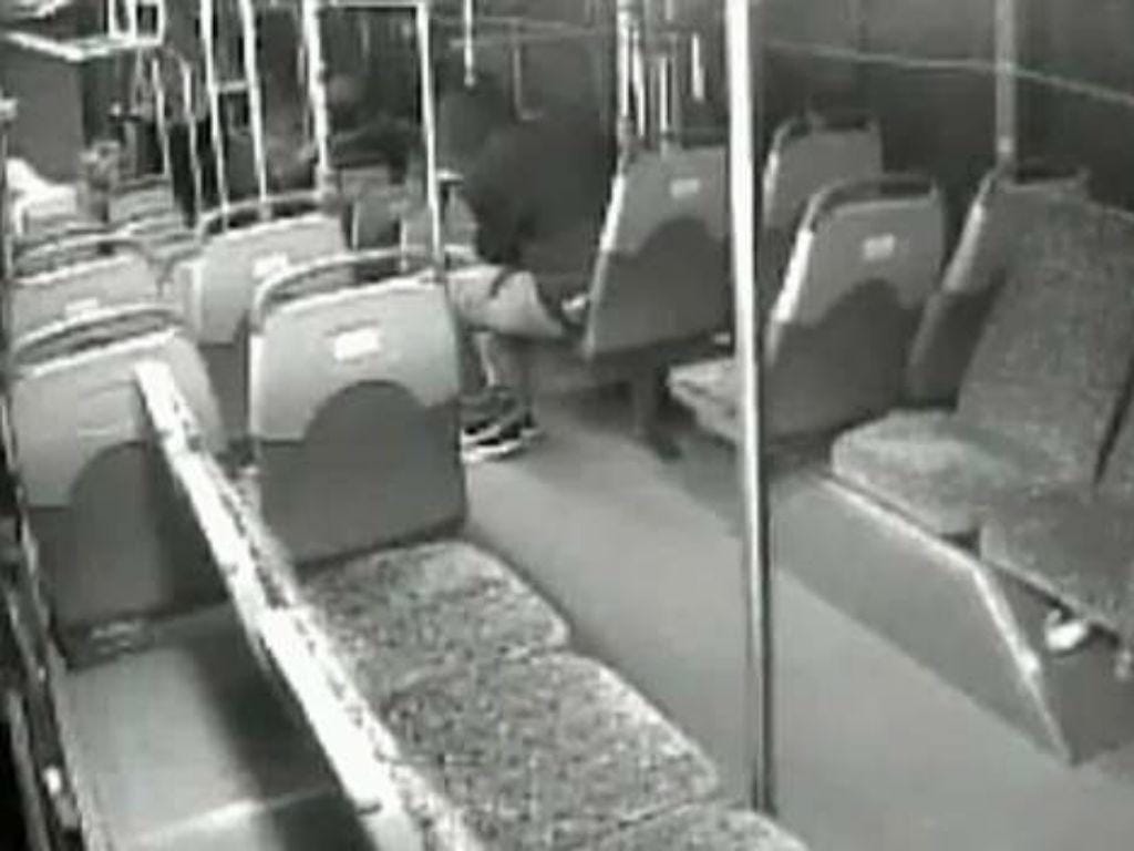 Atirador abre fogo contra autocarro nos EUA (Reprodução YouTube)