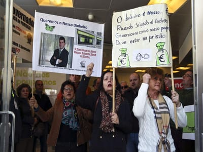 BES: clientes lesados invadem sede do Novo Banco em Coimbra - TVI