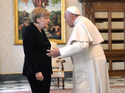 Os «insolitamente» longos minutos de Merkel com o Papa - TVI