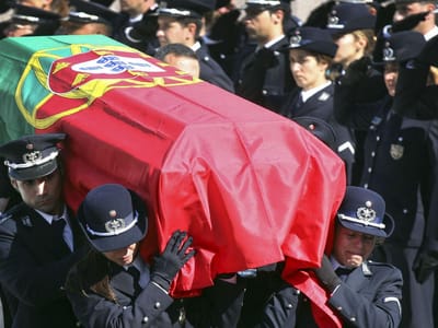 Dezenas de pessoas no funeral do polícia Ricardo Santos - TVI