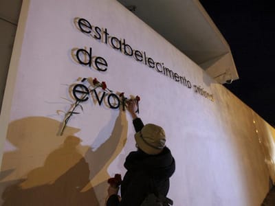"José Sócrates sempre!": a mensagem que sobrevoou a prisão de Évora - TVI
