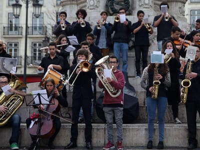 O «enterro da música» nas ruas de Lisboa - TVI