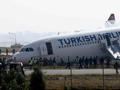 Avião da Turkish Airlines falha a pista e derrapa para o relvado - TVI