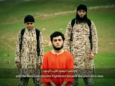 Estado Islâmico divulga vídeo com menor a assassinar prisioneiro - TVI