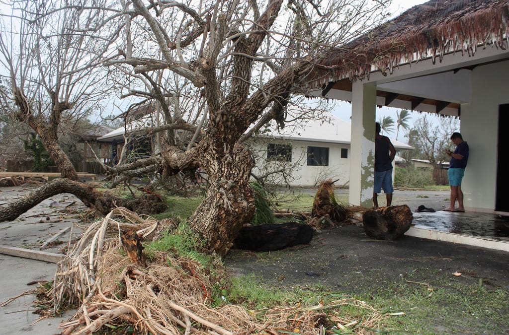 Resientes de Port Vila inspecionam uma casa destruída (Reuters)