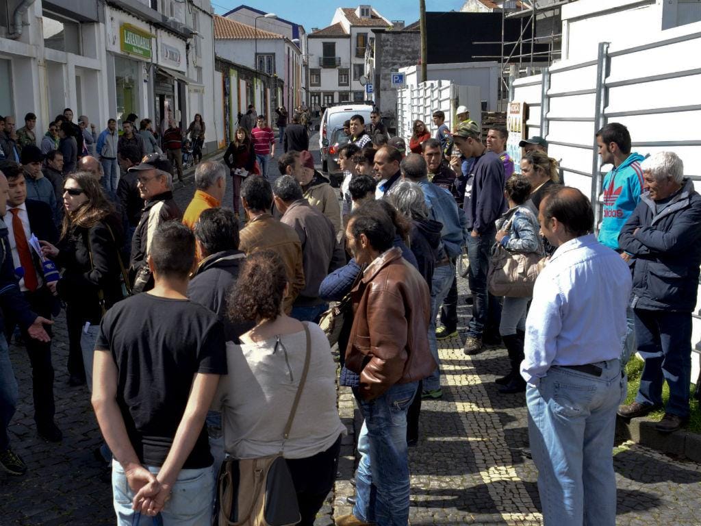 Dezenas de pessoas concentram-se à porta do Tribunal de Ponta Delgada [Lusa]