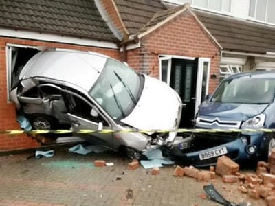Email salva inglesa quando carro destrói a sua cozinha - TVI
