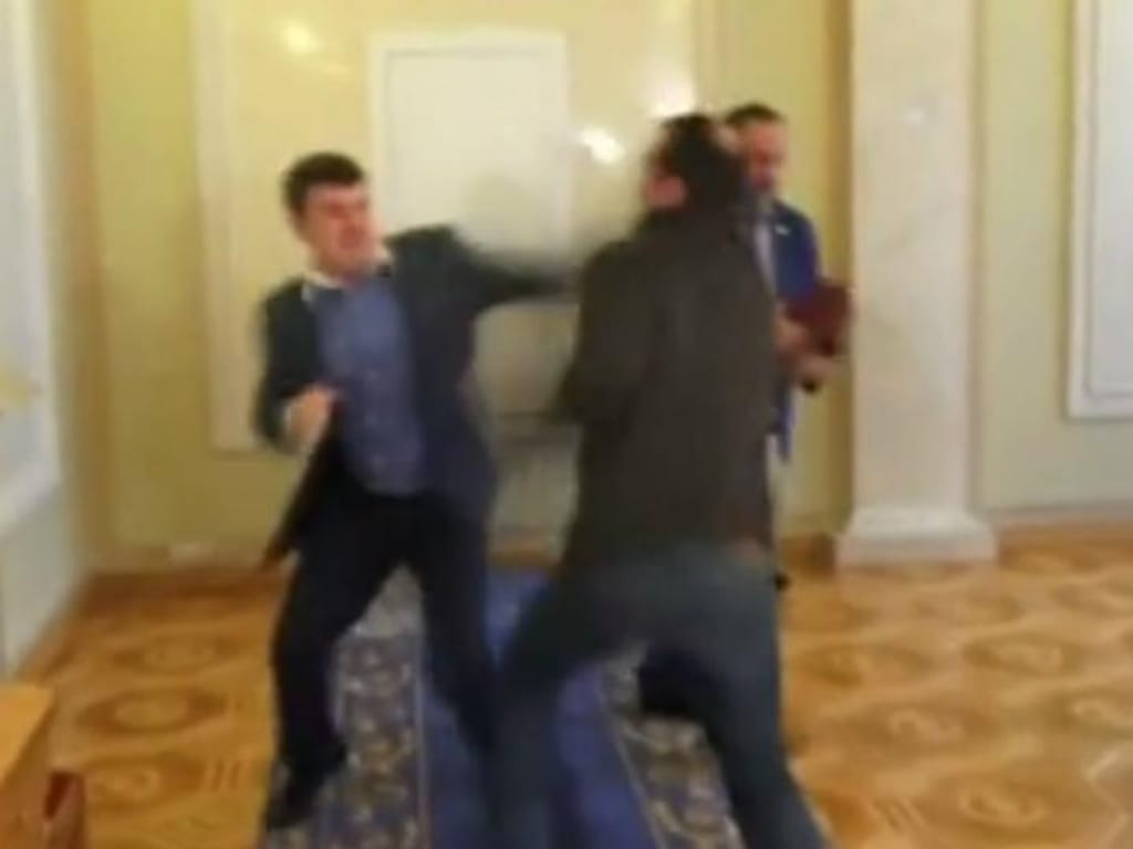 Deputados ucranianos agridem-se no parlamento