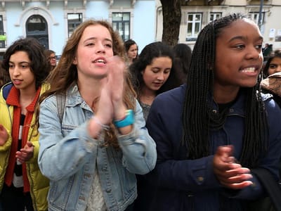 Estudantes manifestam-se contra cortes na educação - TVI