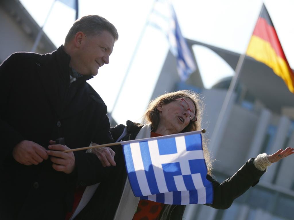 PM grego recebido com manifestação de apoio à chegada à Alemanha (Reuters)