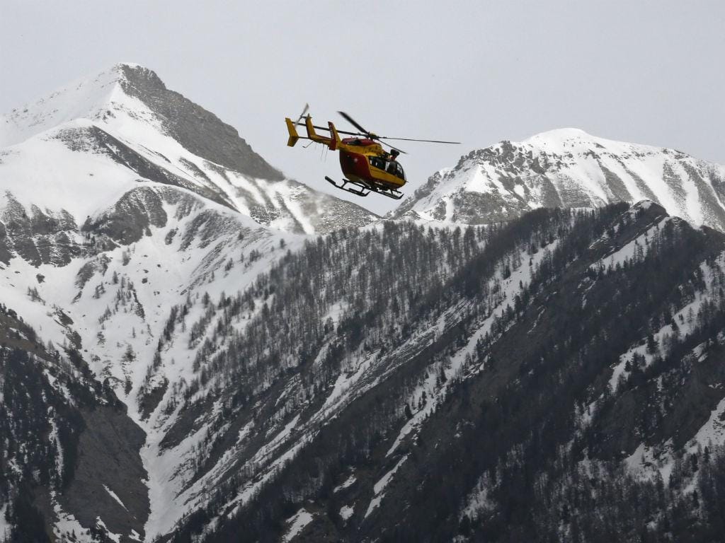 Helicópteros fazem buscas nos Alpes (REUTERS)