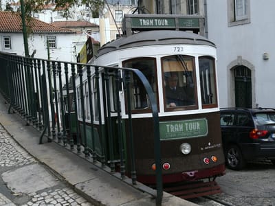 Elétricos forrados a cortiça já circulam por Lisboa - TVI