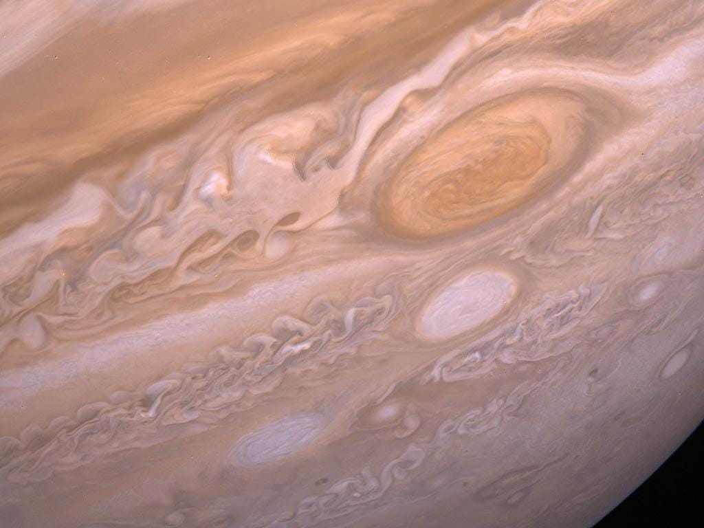 As violentas tempestades de Júpiter (NASA/JPL)
