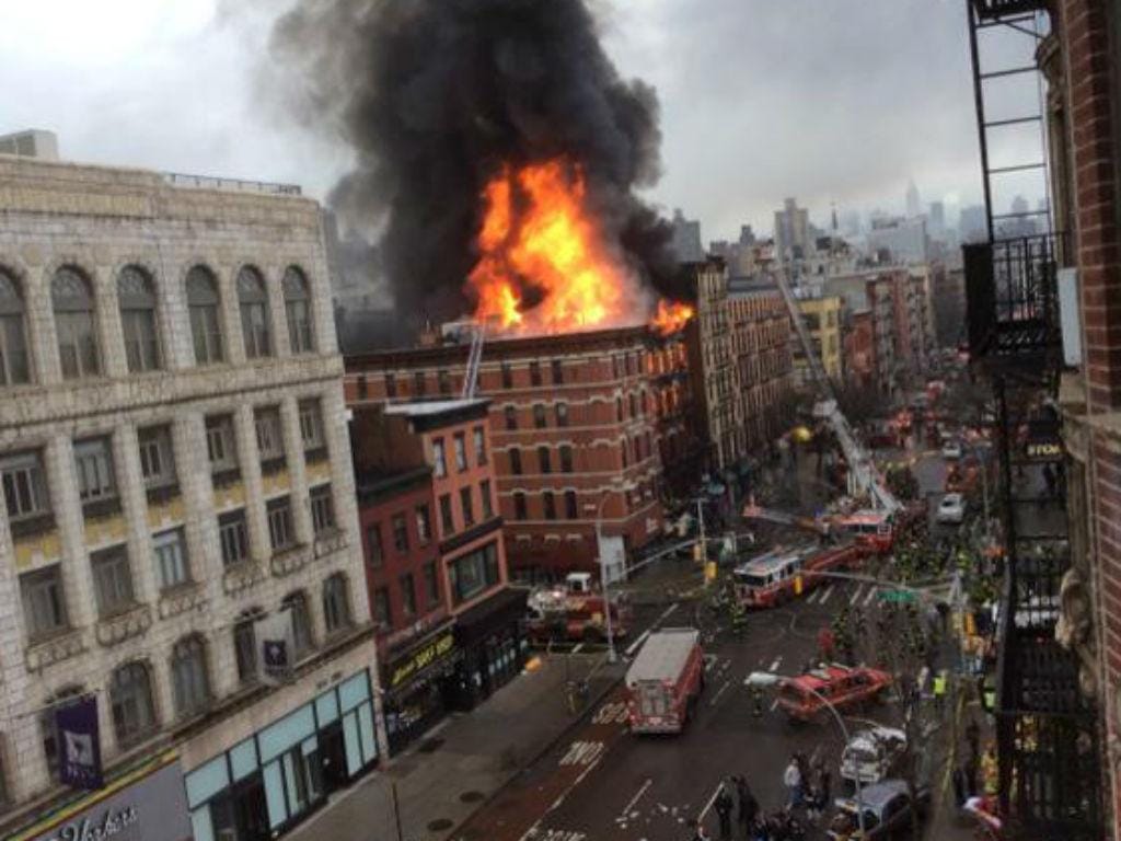 Incêndio em prédio de Nova Iorque (Fonte: Twitter/DR)