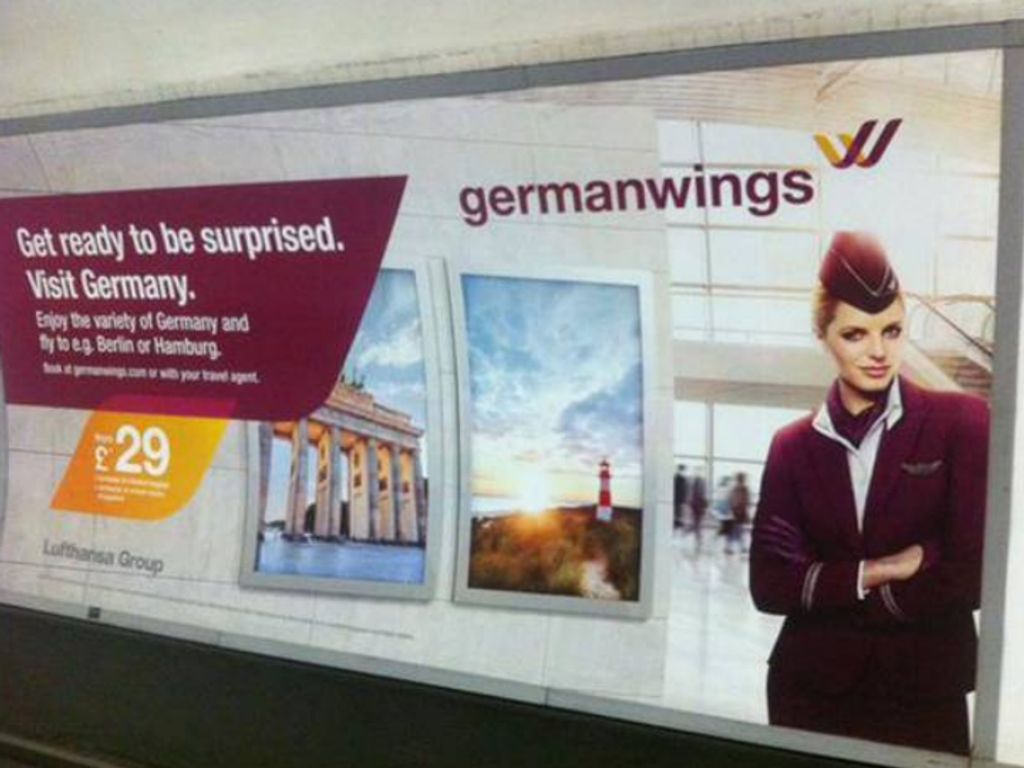 Anúncios da GermanWings retirados do Metro de Londres [Reprodução: Twitter]