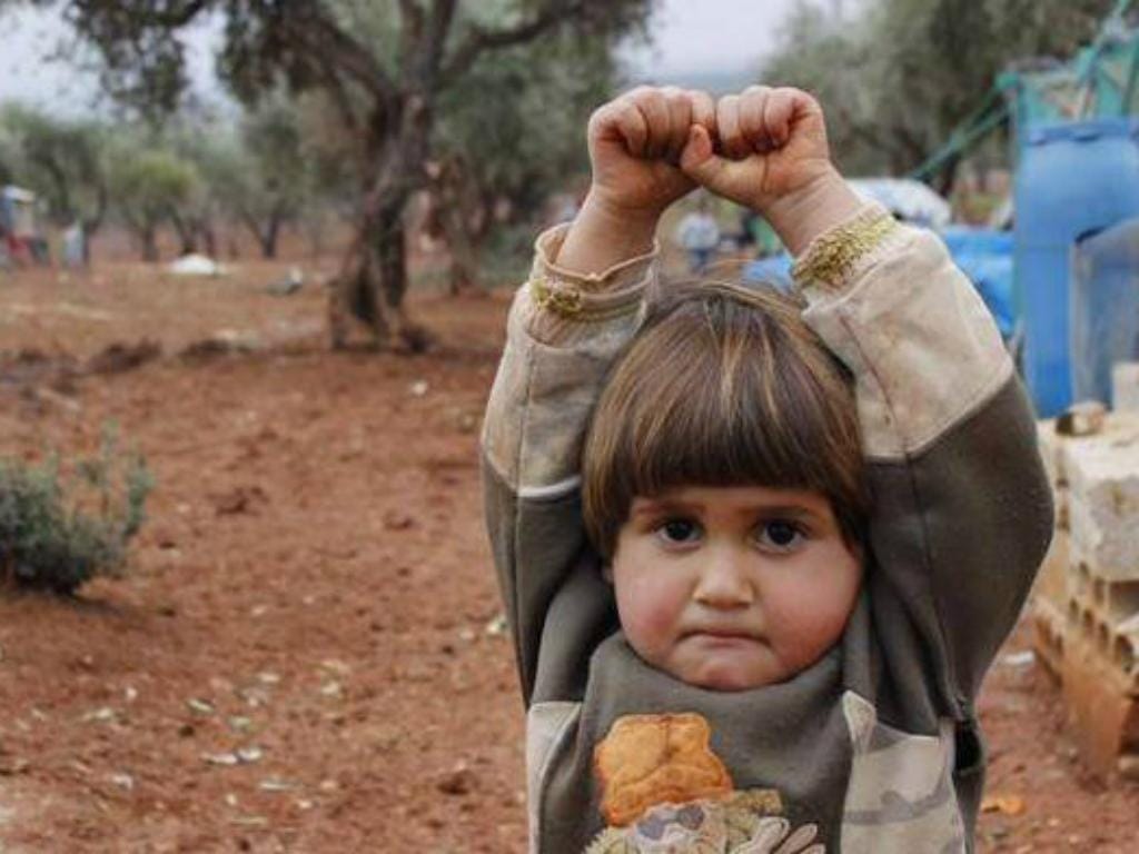 Criança síria rende-se [Twitter]