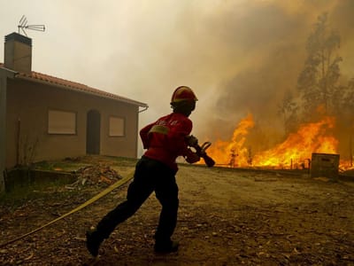 Rio de Couros: incêndio "está controlado" junto a casas - TVI