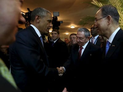 Gesto histórico: Obama e Castro apertam as mãos - TVI