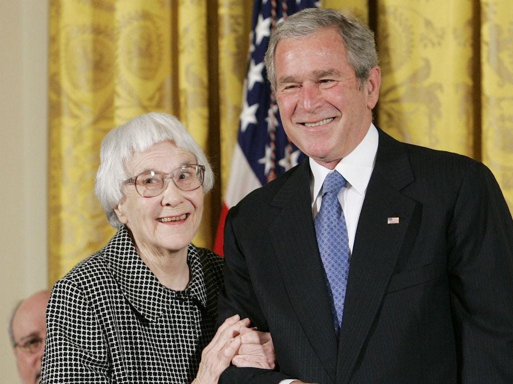 Harper Lee com o antigo Presidente dos EUA George W. Bush [Reuters]