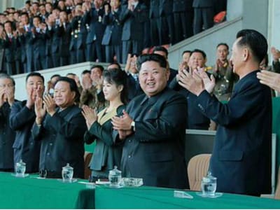 Mulher de Kim Jong-un surge em público após quatro meses de ausência - TVI