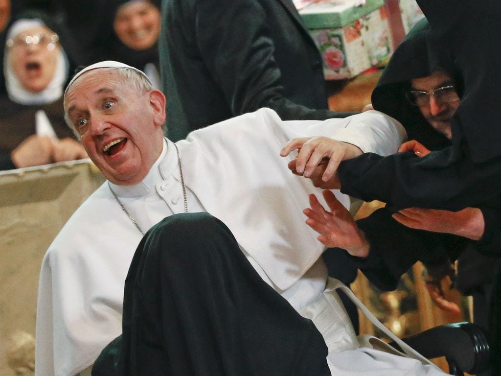 Papa Francisco rodeado por freiras em Nápoles [Foto: Reuters] 