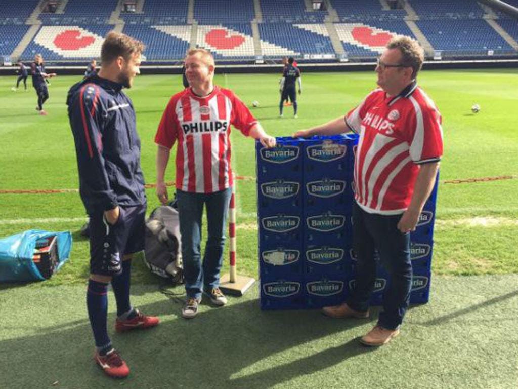 Adeptos do PSV ofereceram vinte grades de cervejas ao Heerenveen