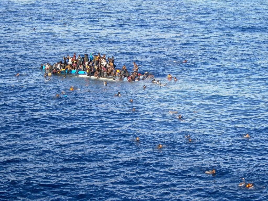 Imigrantes tentam chegar à Europa (Abril 2015, arquivo, EPA/Lusa)