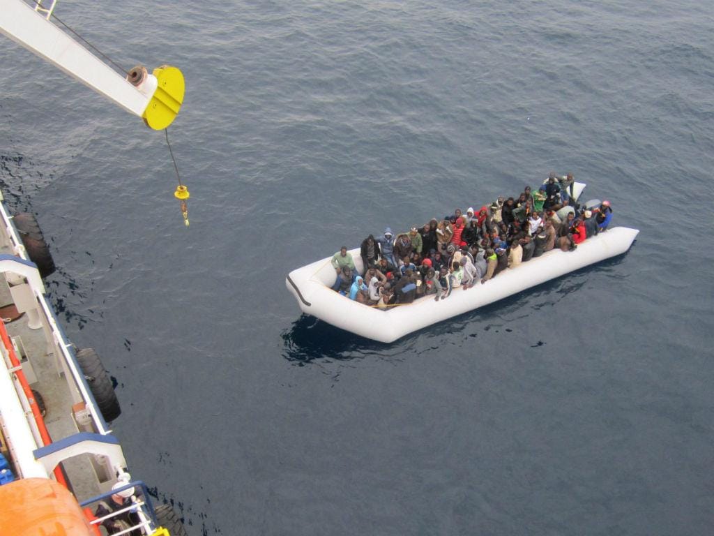 Imigrantes tentam chegar à Europa (Abril 2015, arquivo, EPA/Lusa)