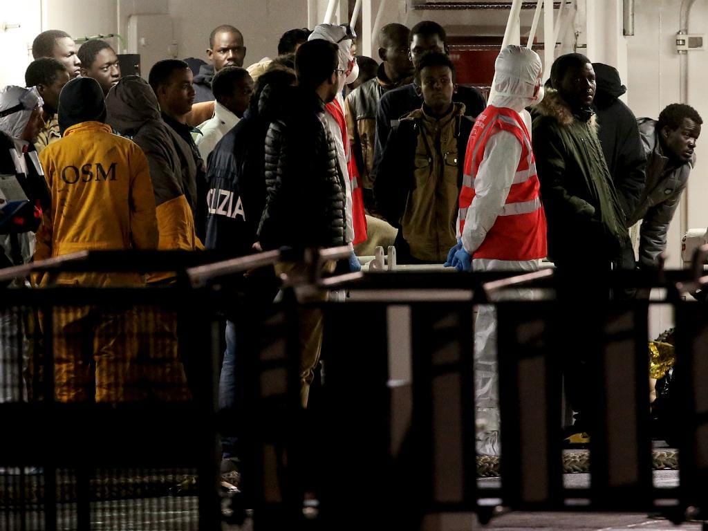 Mediterrâneo: imigrantes sobreviventes chegam à Sicília (FOTO: Reuters)