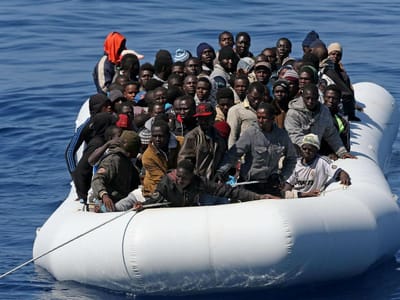 Resgatados mais 297 imigrantes na costa de Itália - TVI