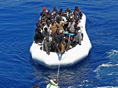 Guarda costeira italiana resgatou 3.300 imigrantes ilegais - TVI