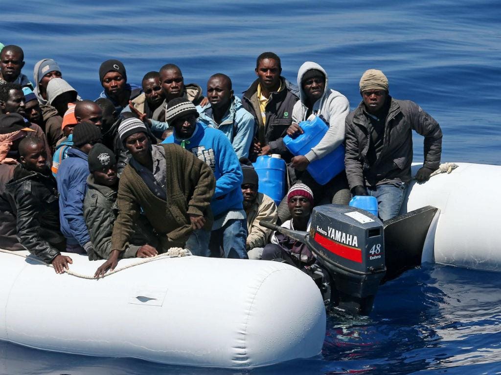 Migrantes chegam à costa de Itália (Lusa/EPA)