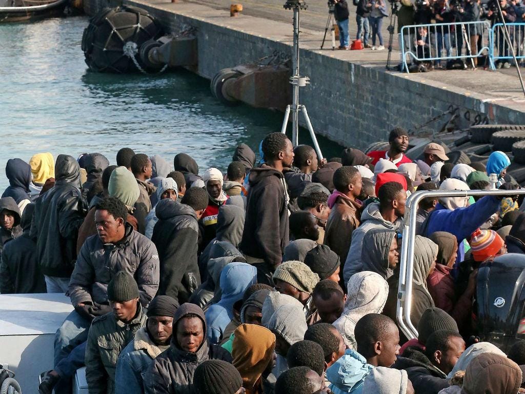 Migrantes chegam à costa de Itália (Lusa/EPA)