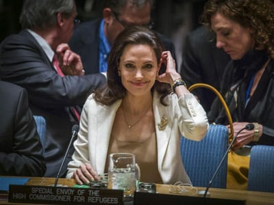 Angelina Jolie volta a sentar-se na cadeira de realizadora - TVI