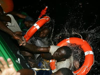 Barco com 200 migrantes detetado ao largo de Creta - TVI