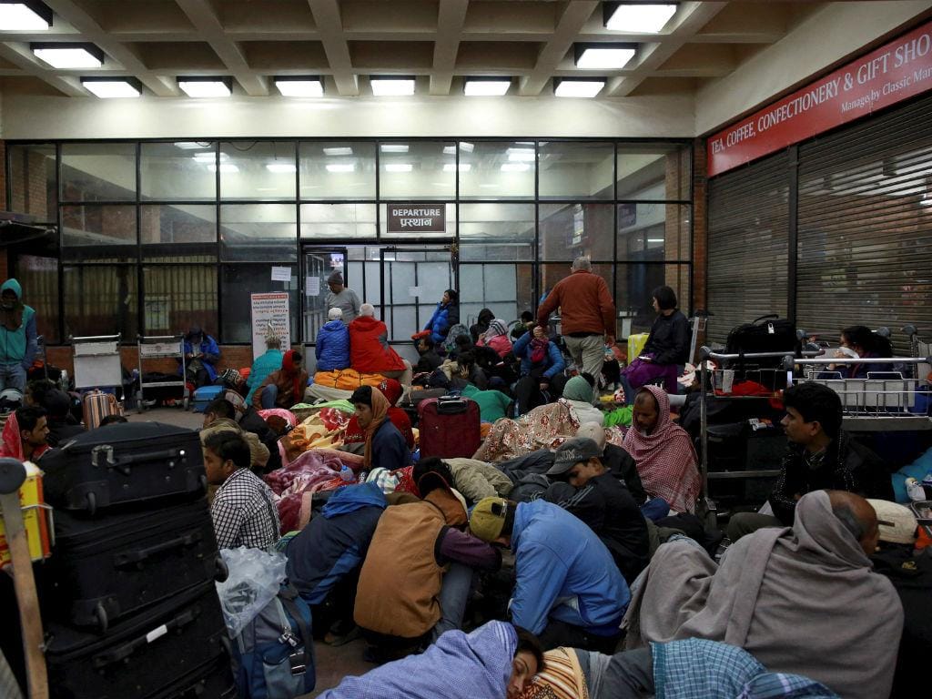 A espera é longa no aeroporto de Katmandu