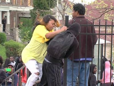 Baltimore: mãe retira filho dos protestos com puxão de orelhas - TVI