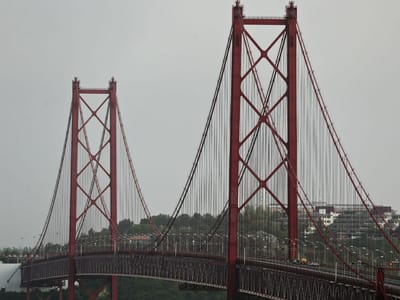 Viagem nos comboio da Ponte 25 de Abril pode ser paga com o smartphone - TVI