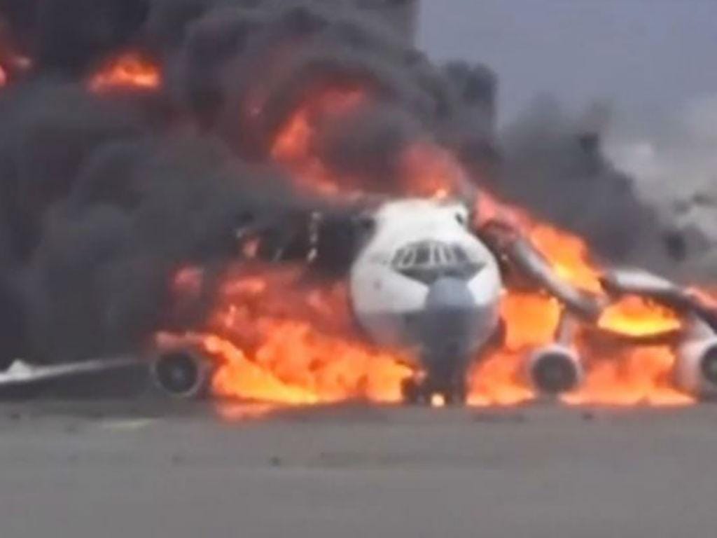 Ataque saudita destrói avião na pista do aeroporto de Sanaa (Reprodução Youtube)