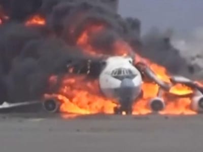 Vídeo: avião arde na pista do aeroporto de Sanaa após ataque - TVI