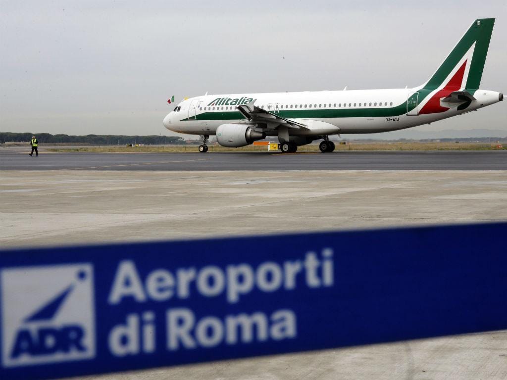 Aeroporto Fiumicino, de Roma, foi fechado devido a incêndio [Reuters]
