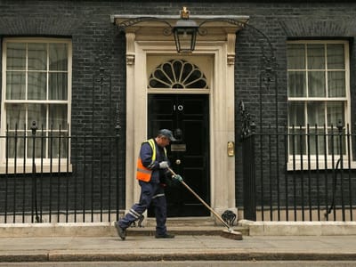 Apelo conjunto à demissão. Grupo de ministros reunidos com Boris Johnson em Downing Street - TVI