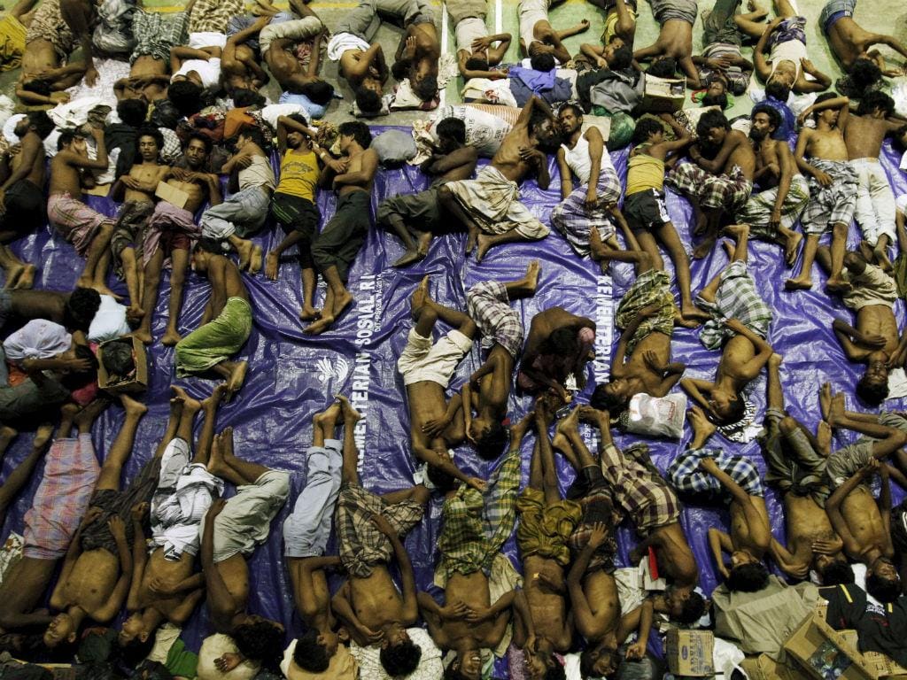 Mais de 1.400 imigrantes resgatados ao largo da Malásia e Indonésia. REUTERS/Roni Bintang