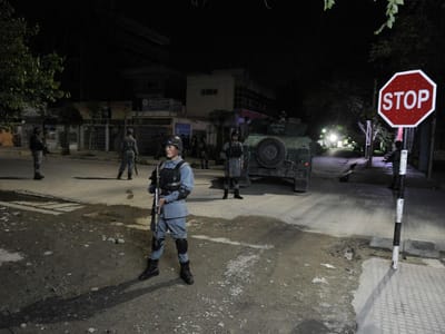 Tiroteios e explosões em bairro de embaixadas de Cabul - TVI